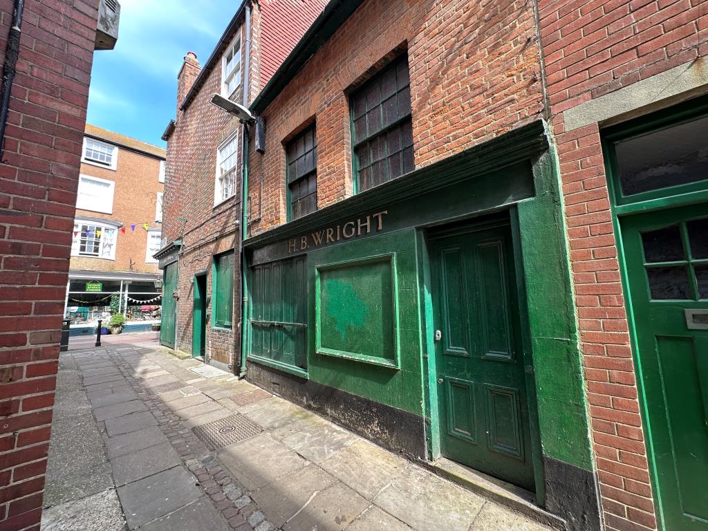 Lot: 60 - FORMER PAWN SHOP OVER THREE STOREYS - External of old pawn shop located in Old Town, Hastings